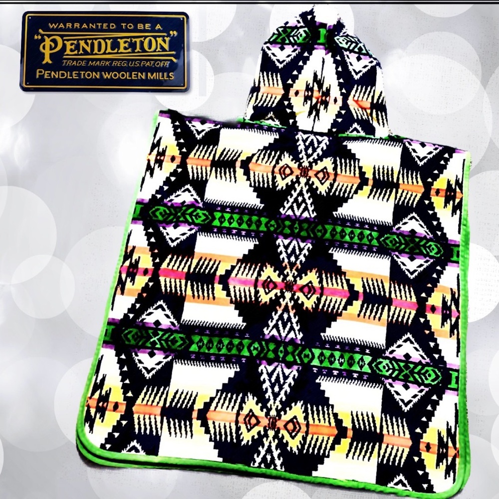 Pendleton Eagle Rock Hooded Towel with Bold Multicolor Design - Picture 4 of 7